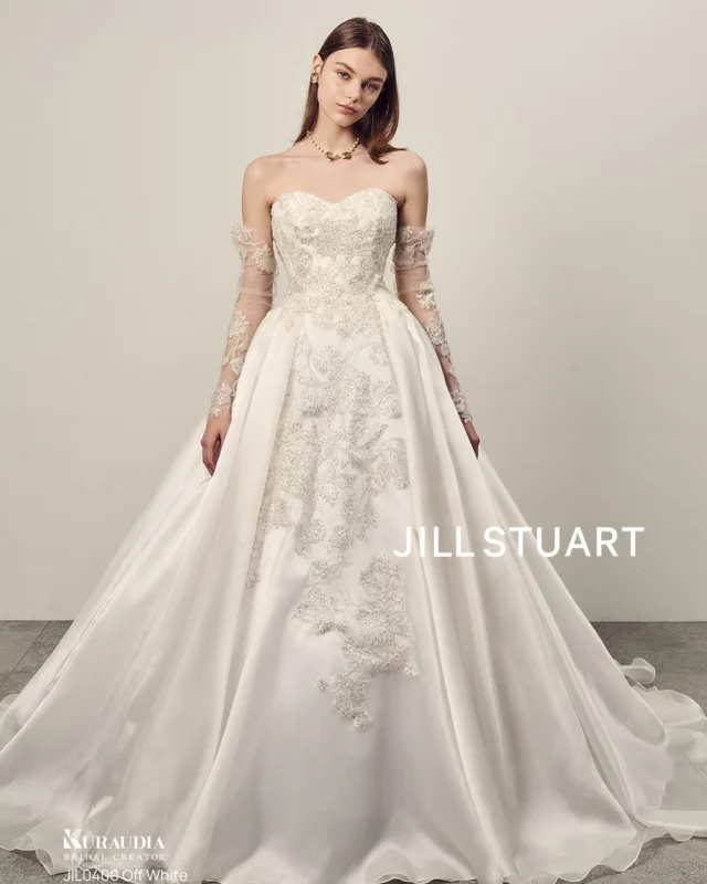 2月新作ドレス

『JILL STUART』

JILL0400 ow

しなやかな光沢のサテンオーガンジーに、輝くビジューレースを重ねた王道のAラインドレス。バックスタイルは挙式の時も華やかで、ヒップ周りの立体感ある作りが足長効果を発揮し、小顔効果も期待できます。セットのロングアームカバーは、手首側でクシュっと付けてトレンド感ある着こなしに。

気になるドレスがございましたら、
保存をタップ！ひよしやスタイリストにお見せください^_^

Tel. 088-882-9611
HP. www.hiyoshiya.co.jp
( ページ上部URLから飛んで頂けます )

・
#ジルスチュアート #jillstuart 
#ウェディング#ウェディングドレス#白ドレス#カラードレス #運命の一着#ドレス迷子#ドレス選び#花嫁#結婚式#結婚準備#結婚式準備#プレ花嫁#ドレスショップ#ウェディングドレス試着 #高知#高知婚#高知ウェディング#高知ウエディング#高知ウェディングドレス#高知ウェディングフォト#高知ドレスショップ#高知結婚式#高知結婚式場 #ひよしや#hiyoshiya#weddingdress#colordress  #ひよしや高知