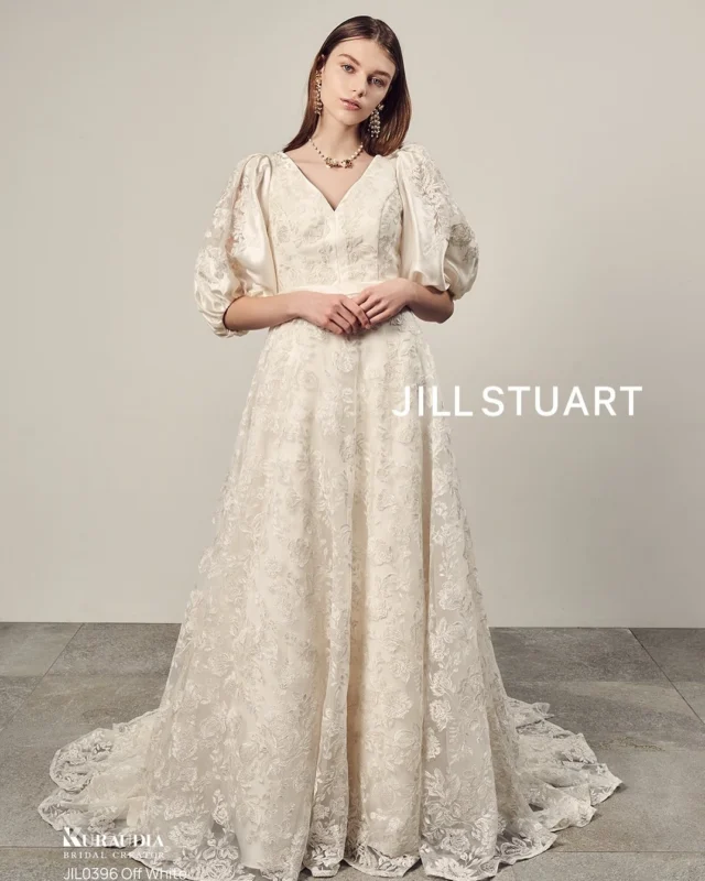 2月新作ドレス

『JILL STUART』

JILL0396 ow

パフスリーブは、高級かミカド生地をカッティングしレースが透けるデザインがポイント。チュールレースにシルバーの糸で刺繍が施された、ヴィンテージ感のある1着になります。

気になるドレスがございましたら、
保存をタップ！ひよしやスタイリストにお見せください^_^

Tel. 088-882-9611
HP. www.hiyoshiya.co.jp
( ページ上部URLから飛んで頂けます )

・
#ジルスチュアート #jillstuart 
#ウェディング#ウェディングドレス#白ドレス#カラードレス #運命の一着#ドレス迷子#ドレス選び#花嫁#結婚式#結婚準備#結婚式準備#プレ花嫁#ドレスショップ#ウェディングドレス試着 #高知#高知婚#高知ウェディング#高知ウエディング#高知ウェディングドレス#高知ウェディングフォト#高知ドレスショップ#高知結婚式#高知結婚式場 #ひよしや#hiyoshiya#weddingdress#colordress  #ひよしや高知