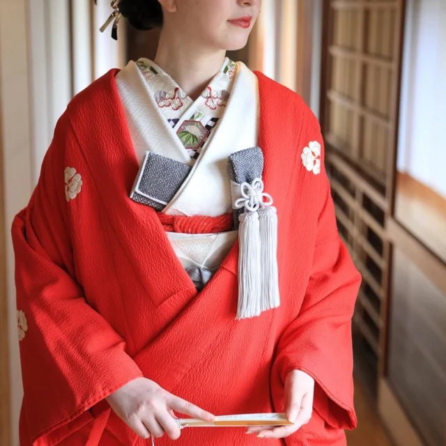 【和装コーディネート】

花嫁着物の胸元を飾る
半衿、伊達衿、筥迫、懐剣、末広、帯締め、抱え帯や掛下。
ドレスのように和装も様々な色合わせ、柄合わせで花嫁さまだけのおしゃれを楽しんでいただけます。

ひよしや和装フロアにたくさんの着物や
コーディネートの小物をディスプレイしています。

見るだけでも楽しく美しい空間で
お着物を花嫁さまらしくコーディネートしてみませんか。

白無垢、色打掛、引振袖も
お気軽にご試着して頂けます^_^

和装のコーディネートをお悩みの方や、
和装を着ようか迷っている方など、
この機会にぜひお越しくださいませ。

2024年8月17日（土）〜9月29日（日）
10:00〜18:00
火曜・水曜定休日（祝日営業）

ご予約は、お電話・HP・DMより

Tel. 088-882-9611
HP. www.hiyoshiya.co.jp
( ページ上部URLから飛んで頂けます )

・
#和装 #白無垢#色打掛#高知花嫁#高知和装
#ウェディング#運命の一着#ドレス迷子#ドレス選び#花嫁#結婚式#結婚準備#結婚式準備#プレ花嫁#ドレスショップ#ウェディングドレス試着 #高知#高知婚#高知ウェディング#高知ウエディング#高知ウェディングドレス#高知ウェディングフォト#高知ドレスショップ#高知結婚式#高知結婚式場 #ひよしや#hiyoshiya#weddingdress#colordress  #ひよしや高知