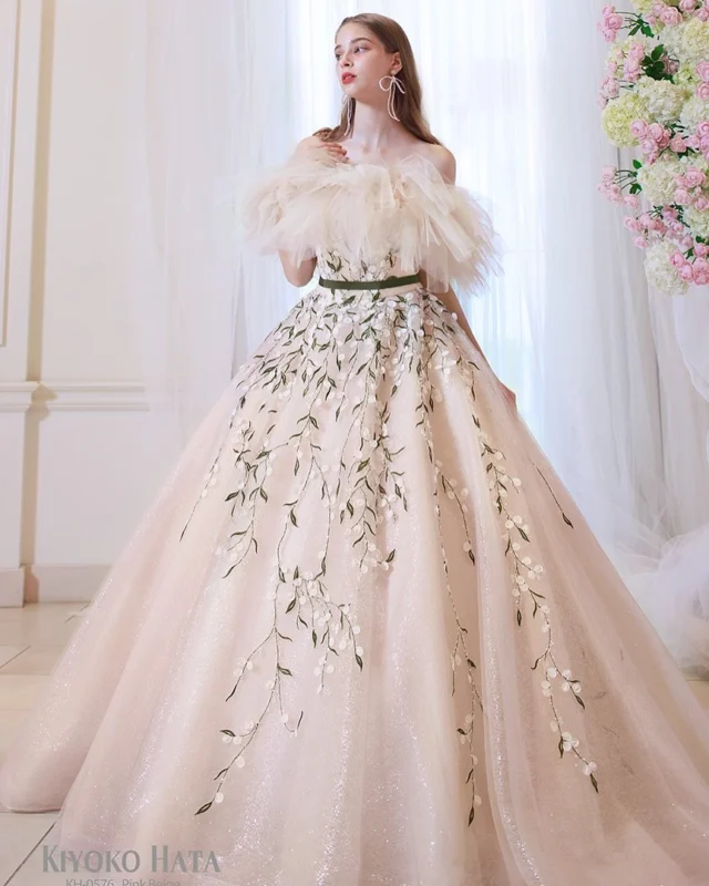 6月新作ドレス 6/7(土)〜29(日)

『KIYOKO HATA 』

KH0576 Pink Beige

小花のレースをスカートいっぱいにあしらったドレスは、キラキラのグリッターに重ねて仕上げる事で透明感溢れる清楚な可愛らしさ「放った1着。

気になるドレスがございましたら、
保存をタップ！ひよしやスタイリストにお見せください^_^

Tel. 088-882-9611
HP. www.hiyoshiya.co.jp
( ページ上部URLから飛んで頂けます )

・
#キヨコハタ #kiyokohata 
#ウェディング#ウェディングドレス#白ドレス#カラードレス #運命の一着#ドレス迷子#ドレス選び#花嫁#結婚式#結婚準備#結婚式準備#プレ花嫁#ドレスショップ#ウェディングドレス試着 #高知#高知婚#高知ウェディング#高知ウエディング#高知ウェディングドレス#高知ウェディングフォト#高知ドレスショップ#高知結婚式#高知結婚式場 #ひよしや#hiyoshiya#weddingdress#colordress  #ひよしや高知
