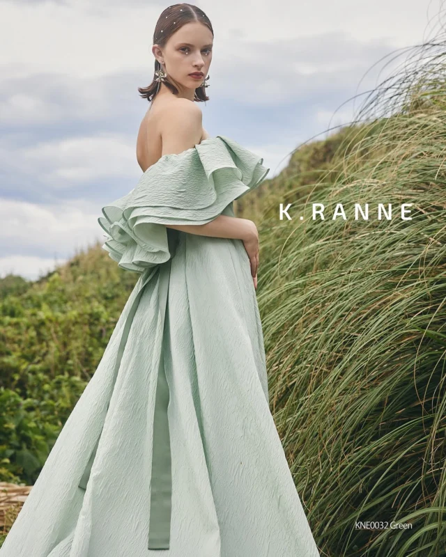 【6月ひよしや新作ドレス試着会】

『K.RANNE』

KNE0032 Green

フレアフリルのオフショルダーがかわいい、生地にこだわった1着。生地はふくれジャガードを使用し程よい張り感がおしゃれなドレスです。ウエストにはリボンを付けてウエストマーク、オフショルダーは取り外し可能です。

気になるドレスがございましたら、
保存をタップ！ひよしやスタイリストにお見せください^_^

Tel. 088-882-9611
HP. www.hiyoshiya.co.jp
( ページ上部URLから飛んで頂けます )

・
#ウェディング#ウェディングドレス#白ドレス#カラードレス #運命の一着#ドレス迷子#ドレス選び#花嫁#結婚式#結婚準備#結婚式準備#プレ花嫁#ドレスショップ#ウェディングドレス試着 #高知#高知婚#高知ウェディング#高知ウエディング#高知ウェディングドレス#高知ウェディングフォト#高知ドレスショップ#高知結婚式#高知結婚式場 #ひよしや#hiyoshiya#weddingdress#colordress #ひよしや高知