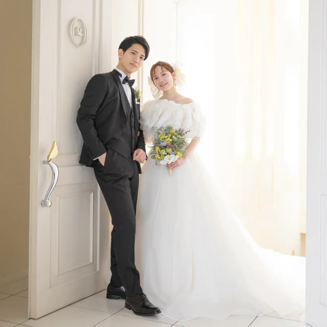 『A by Hatsuko endo』

DRESS HE154 Camelia

デコルテをぐるっと一周する、フラワーコサージュが目を惹くオフショルダードレス。オーガンジースカートがふわっと優しい雰囲気を醸し出してくれる1着です。コサージュケープは取り外しが可能なので2wayで楽しめます

@oiseaubleu_kochi を舞台に
@a_by_hatsukoendo のトレンド感溢れるチュールをふんだんに使ったドレスが映えます。

#ハツコエンドウ#ウェディング #ウェディングドレス #白ドレス #カラードレス #運命の一着 #ドレス迷子 #ドレス選び #花嫁 #結婚式 #結婚準備 #結婚式準備 #プレ花嫁 #ドレスショップ #ドレス試着 #高知 #高知婚 #高知ウェディング #高知ウェディングドレス #高知ウェディングフォト #高知ドレスショップ #高知結婚式場 #ひよしや #hiyoshiya #weddingdress