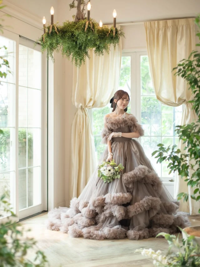 『A by Hatsuko endo』

DRESS HE165 Minnie Mocha

オフショルダーとスカートにあしらわれた、モコモコが特徴的な1着り花嫁が動くたびにランダルに揺れる段々こスカートが、目を惹くドレスです。パキッとカラーのマゼンタと、ニュアンスカラーがおしゃれな色味展開です。

@oiseaubleu_kochi を舞台に
@a_by_hatsukoendo のトレンド感溢れるチュールをふんだんに使ったドレスが映えます。

#ハツコエンドウ#ウェディング #ウェディングドレス #白ドレス #カラードレス #運命の一着 #ドレス迷子 #ドレス選び #花嫁 #結婚式 #結婚準備 #結婚式準備 #プレ花嫁 #ドレスショップ #ドレス試着 #高知 #高知婚 #高知ウェディング #高知ウェディングドレス #高知ウェディングフォト #高知ドレスショップ #高知結婚式場 #ひよしや #hiyoshiya #weddingdress