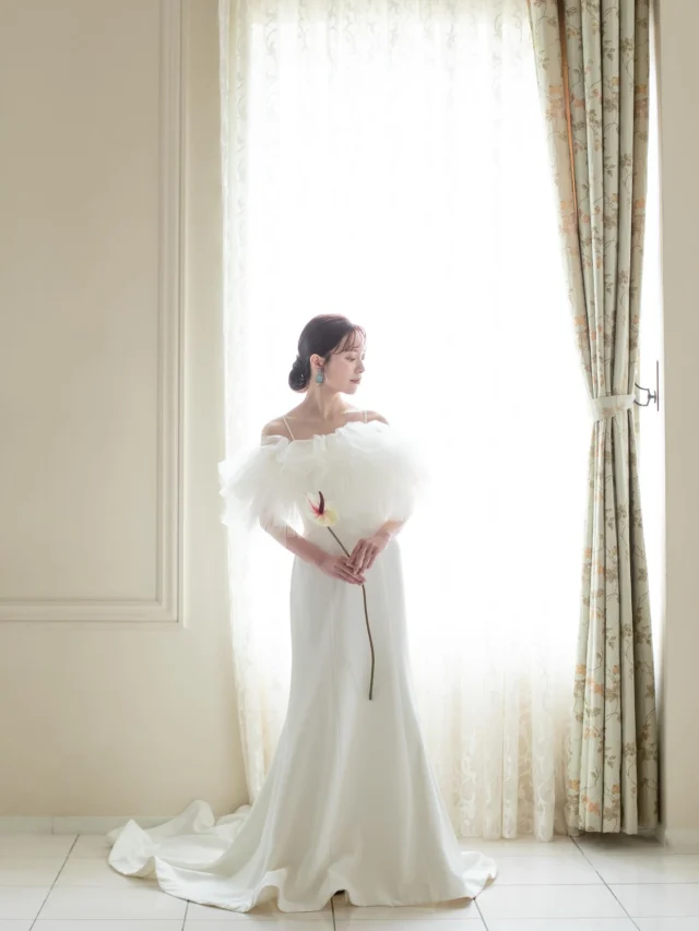 『A by Hatsuko endo』

DRESS HE159 Ivy

シンプルなスレンダードレスに、ボリューム感のあるストラップ付きケープを組み合わせた1着。ふわっとしたチュールのケープが顔まわりを華奢に見せてくれます．モダンでスタイリッシュな印象に仕上がるドレスです。

@oiseaubleu_kochi を舞台に
@a_by_hatsukoendo のトレンド感溢れるチュールをふんだんに使ったドレスが映えます。

#ハツコエンドウ#ウェディング #ウェディングドレス #白ドレス #カラードレス #運命の一着 #ドレス迷子 #ドレス選び #花嫁 #結婚式 #結婚準備 #結婚式準備 #プレ花嫁 #ドレスショップ #ドレス試着 #高知 #高知婚 #高知ウェディング #高知ウェディングドレス #高知ウェディングフォト #高知ドレスショップ #高知結婚式場 #ひよしや #hiyoshiya #weddingdress