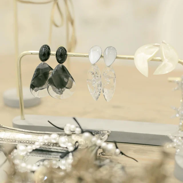 【Accessory】

ひよしやではアクセサリーのレンタルもたくさんご準備しております♪
お客様とご相談しながら実際にドレスと合わせてコーディネートすることができます。
・どのようなアクセサリーがドレスに合うわからない
・アクセサリーのイメージがない
など、アクセサリーのみのレンタルも行っております。
お気軽にドレススタイリストまでご相談くださいませ🍀

気になるドレス、アクセサリーがございましたら、
保存をタップ！ひよしやスタイリストにお見せください^_^

Tel. 088-882-9611
HP. www.hiyoshiya.co.jp

#ウェディング#ウェディングドレス#白ドレス#カラードレス #運命の一着#ドレス迷子#ドレス選び#花嫁#結婚式#結婚準備#結婚式準備#プレ花嫁#ドレスショップ#ウェディングドレス試着 #高知#高知婚#高知ウェディング#高知ウエディング#高知ウェディングドレス#高知ウェディングフォト#高知ドレスショップ#高知結婚式#高知結婚式場 #ひよしや#hiyoshiya#weddingdress#colordress  #ひよしや高知
