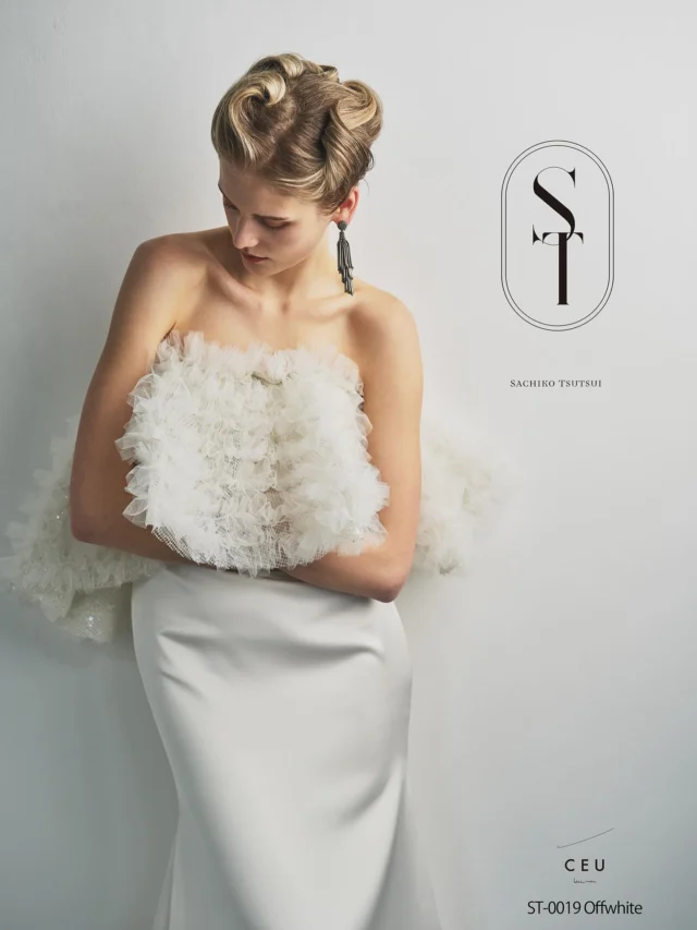 -ひよしや新作ドレス試着会-
12/6(土) Start

『Sachiko Tsutsui 』

ST0019 ow

上品なサテン地が美しいシンプルなマーメイドドレスに、トレンド感のあるフリルケープを組み合わせたスタイリッシュかつフェミニンなドレス。
フリルケープ土台にはビジューメッシュチュールを使用し、フリルから覗く煌めきが洗練された一着に。
ケープは斜めに肩にかけてワンショルダーとしてもお楽しみいただけます。

気になるドレスがございましたら、
保存をタップ！ひよしやスタイリストにお見せください^_^

Tel. 088-882-9611
HP. www.hiyoshiya.co.jp
( ページ上部URLから飛んで頂けます )

・
#サチコツツイ#ST
#ウェディング#ウェディングドレス#白ドレス#カラードレス #運命の一着#ドレス迷子#ドレス選び#花嫁#結婚式#結婚準備#結婚式準備#プレ花嫁#ドレスショップ#ウェディングドレス試着 #高知#高知婚#高知ウェディング#高知ウエディング#高知ウェディングドレス#高知ウェディングフォト#高知ドレスショップ#高知結婚式#高知結婚式場 #ひよしや#hiyoshiya#weddingdress#colordress  #ひよしや高知