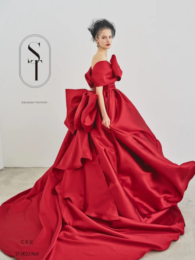 -ひよしや新作ドレス試着会-
12/6(土) Start

『Sachiko Tsutsui 』

ST0022 Red

シルクタッチの上質な光沢感が美しいインポートミカドを使用し、身頃やバックスタイルの立体的なリボンが印象的。
平面では表現が難しく、高いパターン技術力でデコルテを美しく、ウエストを細く見せる調整を何度も繰り返し重ね、素材の美しさを最大限活かした上品で華やかな一着です。

気になるドレスがございましたら、
保存をタップ！ひよしやスタイリストにお見せください^_^

Tel. 088-882-9611
HP. www.hiyoshiya.co.jp
( ページ上部URLから飛んで頂けます )

・
#サチコツツイ#ST
#ウェディング#ウェディングドレス#白ドレス#カラードレス #運命の一着#ドレス迷子#ドレス選び#花嫁#結婚式#結婚準備#結婚式準備#プレ花嫁#ドレスショップ#ウェディングドレス試着 #高知#高知婚#高知ウェディング#高知ウエディング#高知ウェディングドレス#高知ウェディングフォト#高知ドレスショップ#高知結婚式#高知結婚式場 #ひよしや#hiyoshiya#weddingdress#colordress  #ひよしや高知