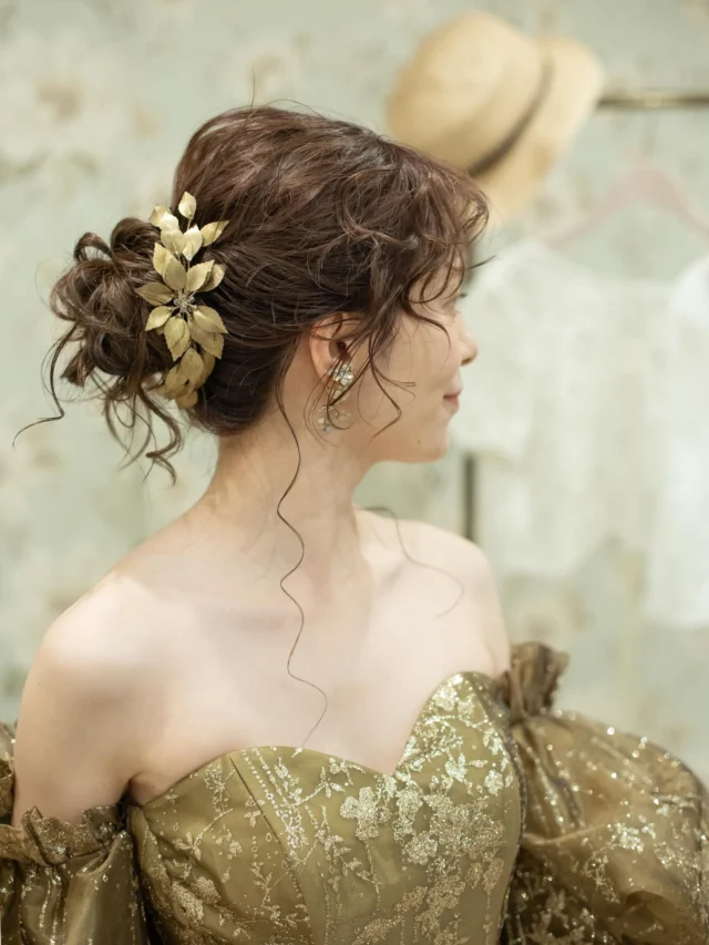 『YUMI KATSURA』

@oiseaubleu_kochi を舞台に海外風のファッショナブルな衣装が映えます。

YB15525 GR

花柄とストライプ調の柄を組み合わせたグリッター加工を使用。
それぞれ4色のスパンをミックスし、粒を小さくすることでストライプ柄が綺麗に出るよう配合を工夫しています。
縦ラインを強調した柄なので、ボリュームラインながらスタイルアップ効果のある一着。
ベースはパールシャンブレーをセレクト、光の当たり方で色が変わるのが特徴。

ご来店心よりお待ちしております♪

気になるドレスがございましたら、
保存をタップ！ひよしやスタイリストにお見せください^_^

Tel. 088-882-9611
HP. www.hiyoshiya.co.jp
( ページ上部URLから飛んで頂けます )

・
#桂由美#yumikatsura 
#ウェディング#ウェディングドレス#白ドレス#カラードレス #運命の一着#ドレス迷子#ドレス選び#花嫁#結婚式#結婚準備#結婚式準備#プレ花嫁#ドレスショップ#ウェディングドレス試着 #高知#高知婚#高知ウェディング#高知ウエディング#高知ウェディングドレス#高知ウェディングフォト#高知ドレスショップ#高知結婚式#高知結婚式場 #ひよしや#hiyoshiya#weddingdress#colordress  #ひよしや高知