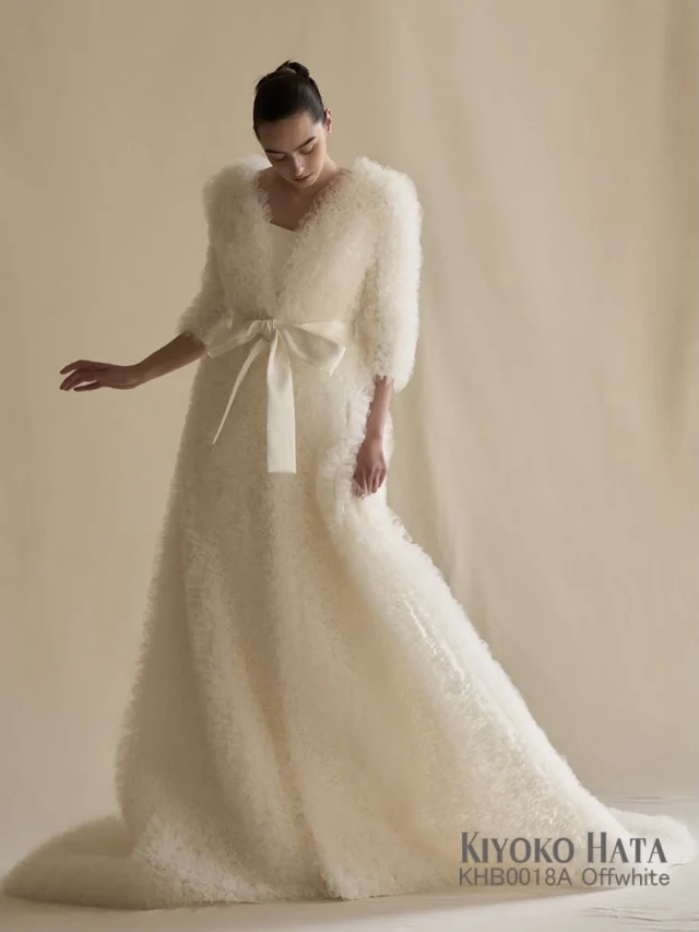 2月新作ドレス 2/7(土)〜

『KIYOKO HATA 』

KHB0018 OW

印象的なブラックのバルーントップを主役に、チュールのボリュームスカートやミニ丈のローズを組み合わせたスカート、シンプルなマーメイドラインとの掛け合わせで、一着で幾通りものシルエットを描き出せるコレクションです。
オフショルダーで魅せるエレガントな袖の構築美、ウエストにあしらった白いリボンが生む柔らかなコントラスト。洗練と遊び心が同居するデザインは、まとう人の内なる個性を、静かに、そして鮮やかに引き立てます。
ふわりと羽織るだけで印象が一変する、エアリーなチュールのコート。柔らかく光を含んだ表面感が、やさしさと凛とした佇まいを同時に演出します。

気になるドレスがございましたら、
保存をタップ！ひよしやスタイリストにお見せください^_^

Tel. 088-882-9611
HP. www.hiyoshiya.co.jp
( ページ上部URLから飛んで頂けます )

・

#高知ウェディング#高知ウェディングフォト#高知ウェディングドレス #高知結婚式#ひよしや高知